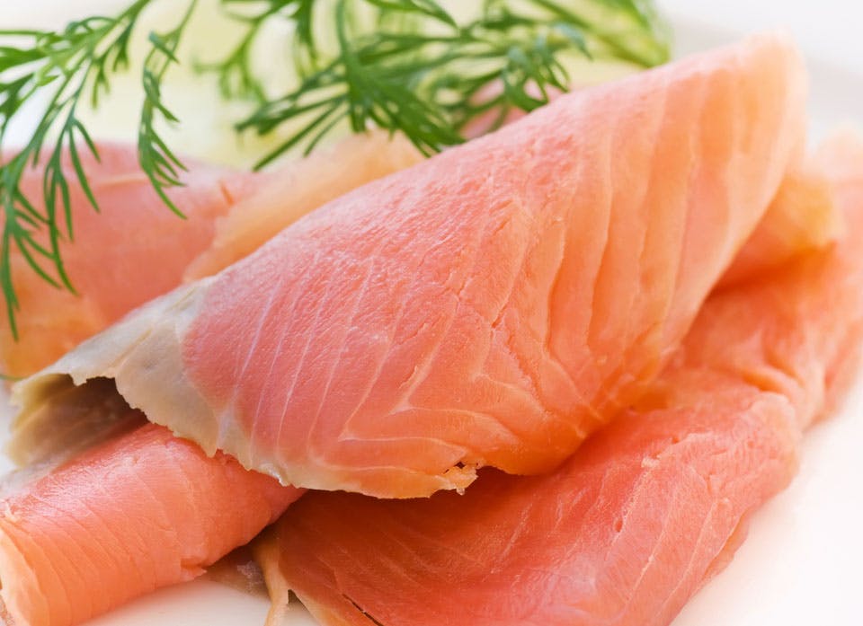 Préfèrer le saumon frais à sa version fumée