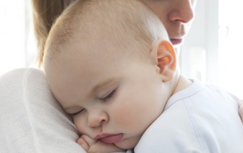 Les Bons Gestes Quand Bebe A De La Fievre Sante Magazine Les Bons Gestes Quand Bebe A De La Fievre Sante Magazine