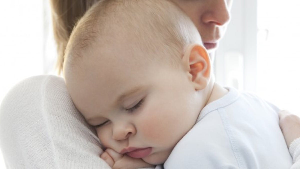 Les Bons Gestes Quand Bebe A De La Fievre Sante Magazine Les Bons Gestes Quand Bebe A De La Fievre Sante Magazine