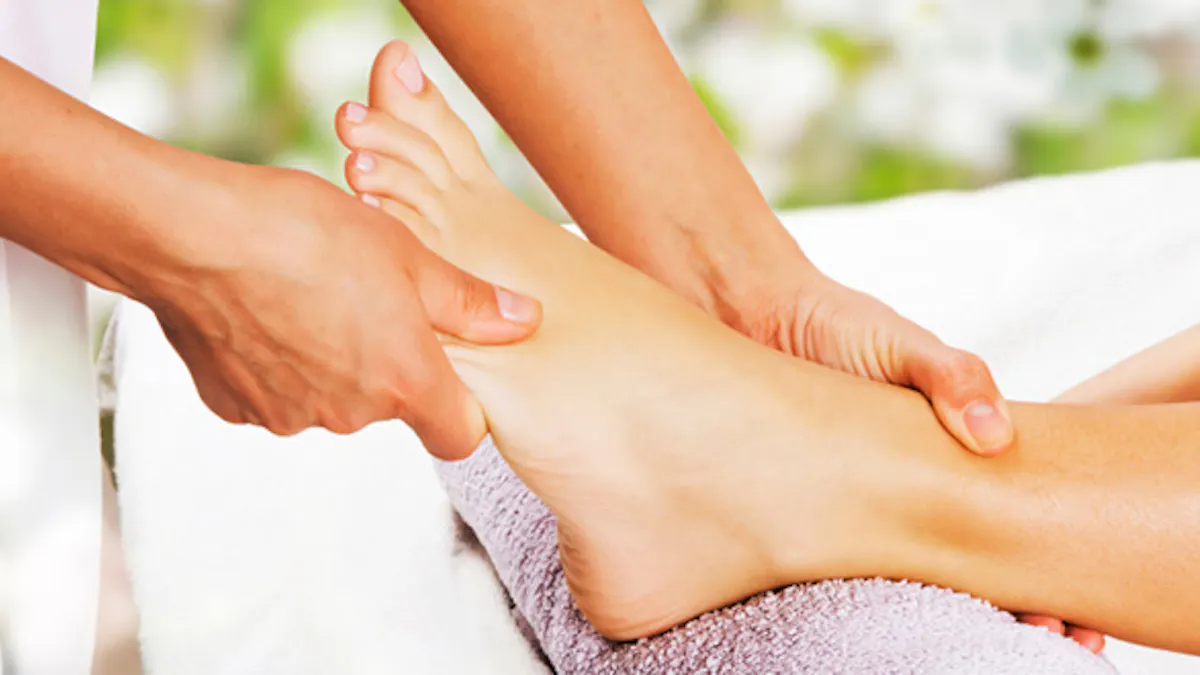 Automassage Des Pieds Contre Les Jambes Lourdes Sante Magazine Automassage Des Pieds Contre Les Jambes Lourdes Sante Magazine
