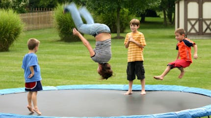 Le trampoline, déclaré “dangereux” pour les enfants