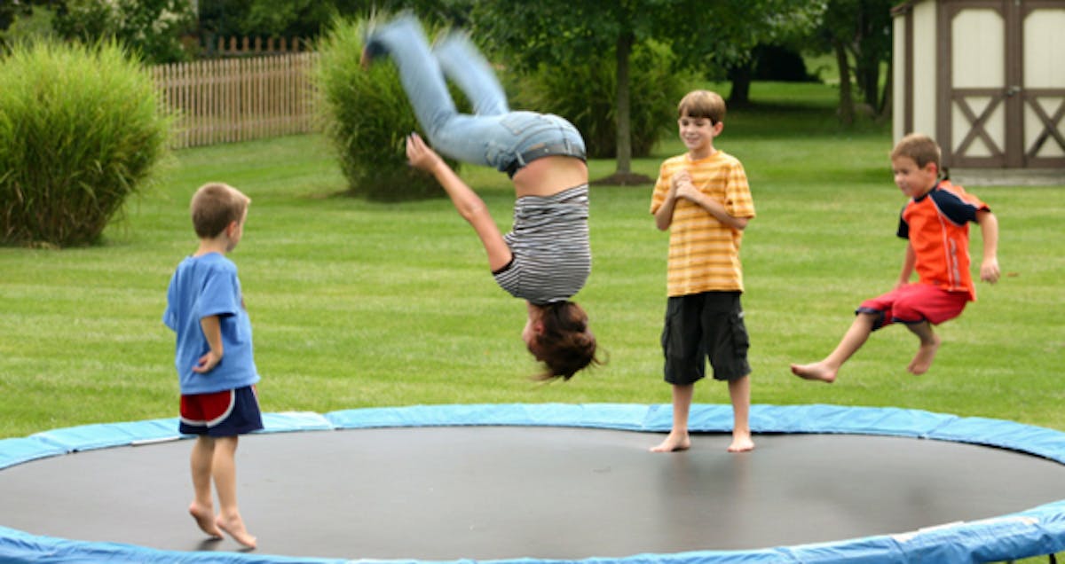 Le trampoline, nettement moins dangereux à la maison que dans les