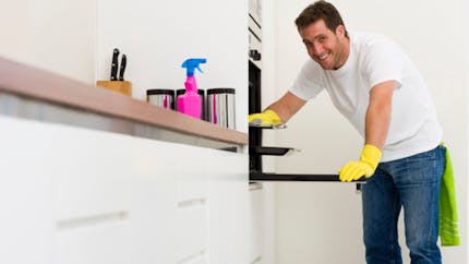 Ménage, vaisselle : les hommes qui y participent font moins l’amour !