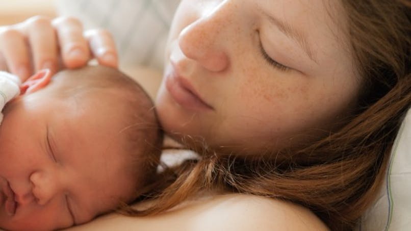 Le Peau A Peau Des Benefices Pour Le Bebe Et Ses Parents Sante Magazine Le Peau A Peau Des Benefices Pour Le Bebe Et Ses Parents Sante Magazine