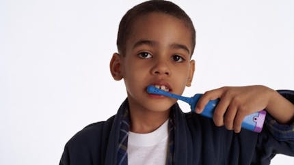 La brosse à dents électrique est-elle plus efficace ?