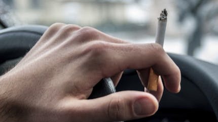 Des associations veulent interdire la cigarette dans les voitures