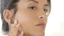 Comment atténuer les taches brunes sur le visage ?