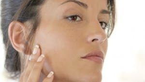 Comment atténuer les taches brunes sur le visage ?