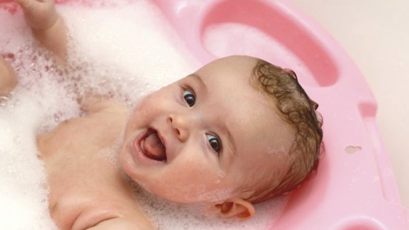 Comment Donner Le Bain A Votre Bebe Sante Magazine Comment Donner Le Bain A Votre Bebe Sante Magazine