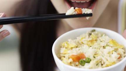 Réfrigérer le riz pour le rendre moins calorique