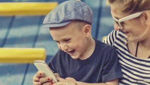 Jouer avec son smartphone ou surveiller son enfant : il faut choisir !