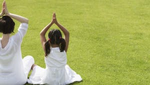 Le yoga pour les enfants, une activité de plus en plus prisée en France