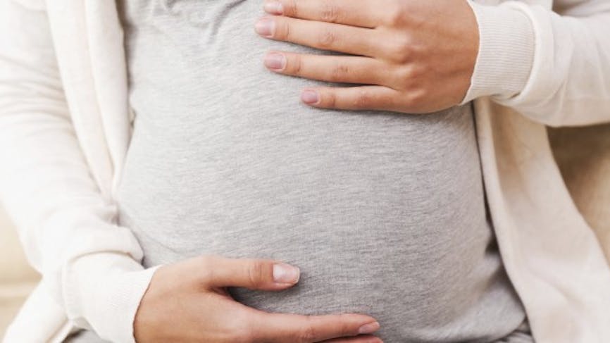 Grossesse : le fœtus réagit plus aux caresses qu’à la voix