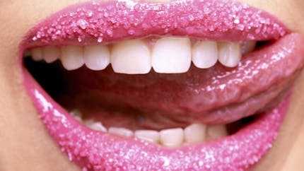 Tous les secrets pour un gommage des lèvres maison