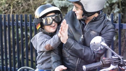 A moto, protégez bien vos enfants