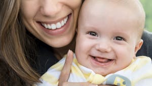 Pourquoi les bébés sourient ?
