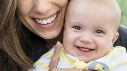 Pourquoi les bébés sourient ?