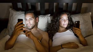 Quand les smartphones détruisent le couple