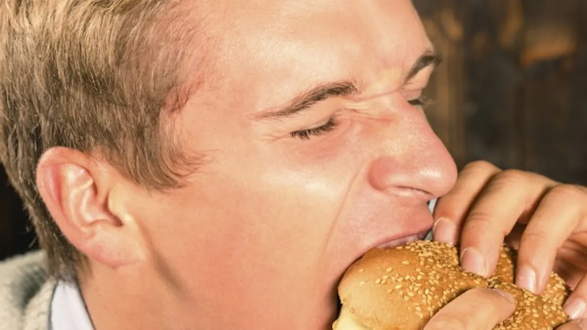 Fausse Route Comment Aider Une Personne Qui S Etouffe En Mangeant Sante Magazine Fausse Route Comment Aider Une Personne Qui S Etouffe En Mangeant Sante Magazine