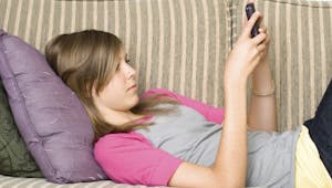 Téléphone portable : votre ado souffre-t-il de text neck ?