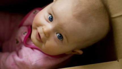 La baby box finlandaise : une mesure contre la mortalité infantile