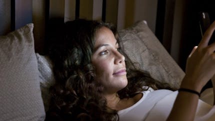 Lumière bleue des écrans : les solutions pour bien dormir