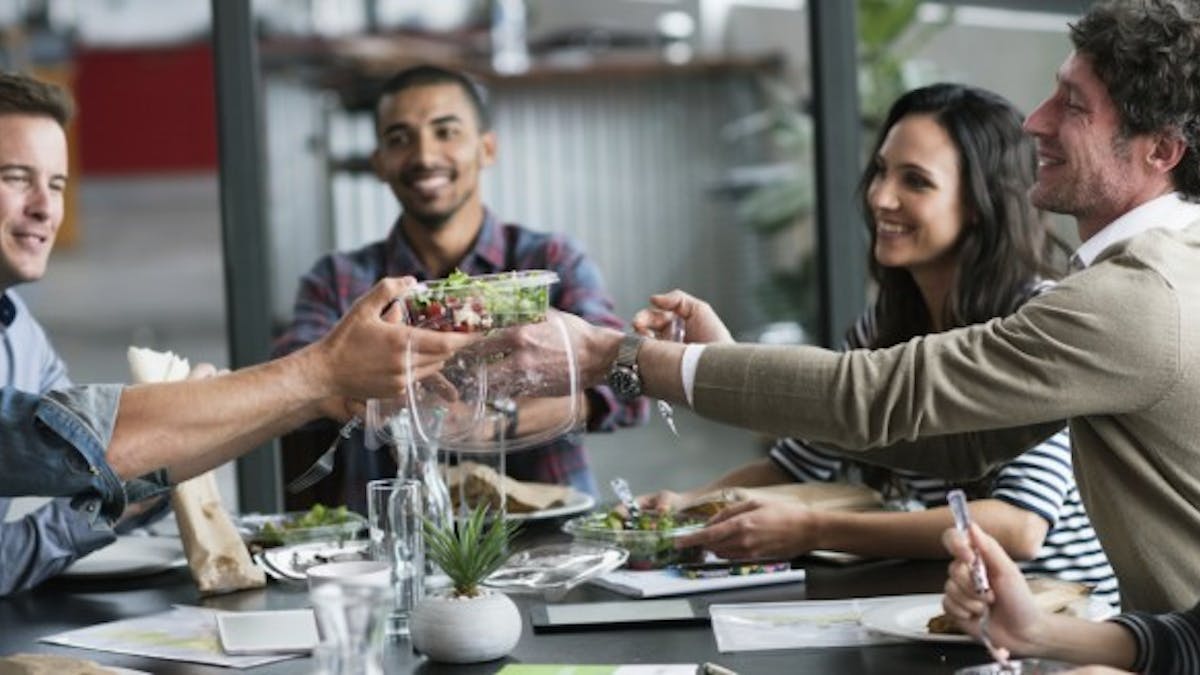 Manger entre collègues améliore les performances de travail