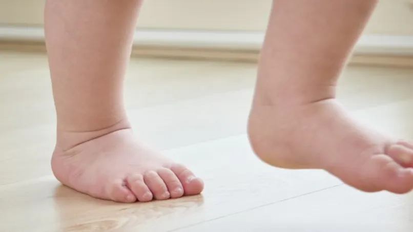 apprentissage de la marche l ideal c est pieds nus sante magazine