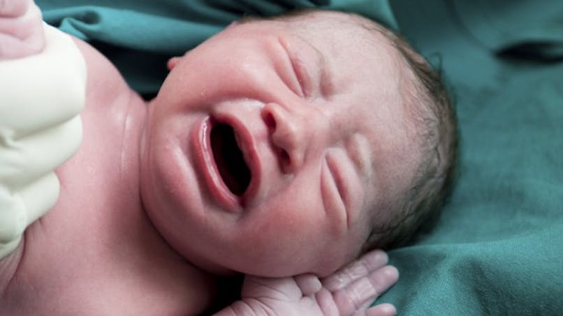 Bébé né par césarienne : on peut modifier sa flore intestinale