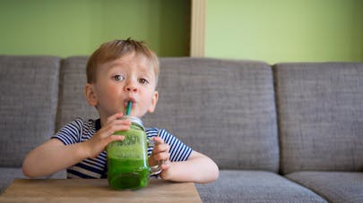 Trop de sucre dans les jus de fruits et les smoothies pour enfants