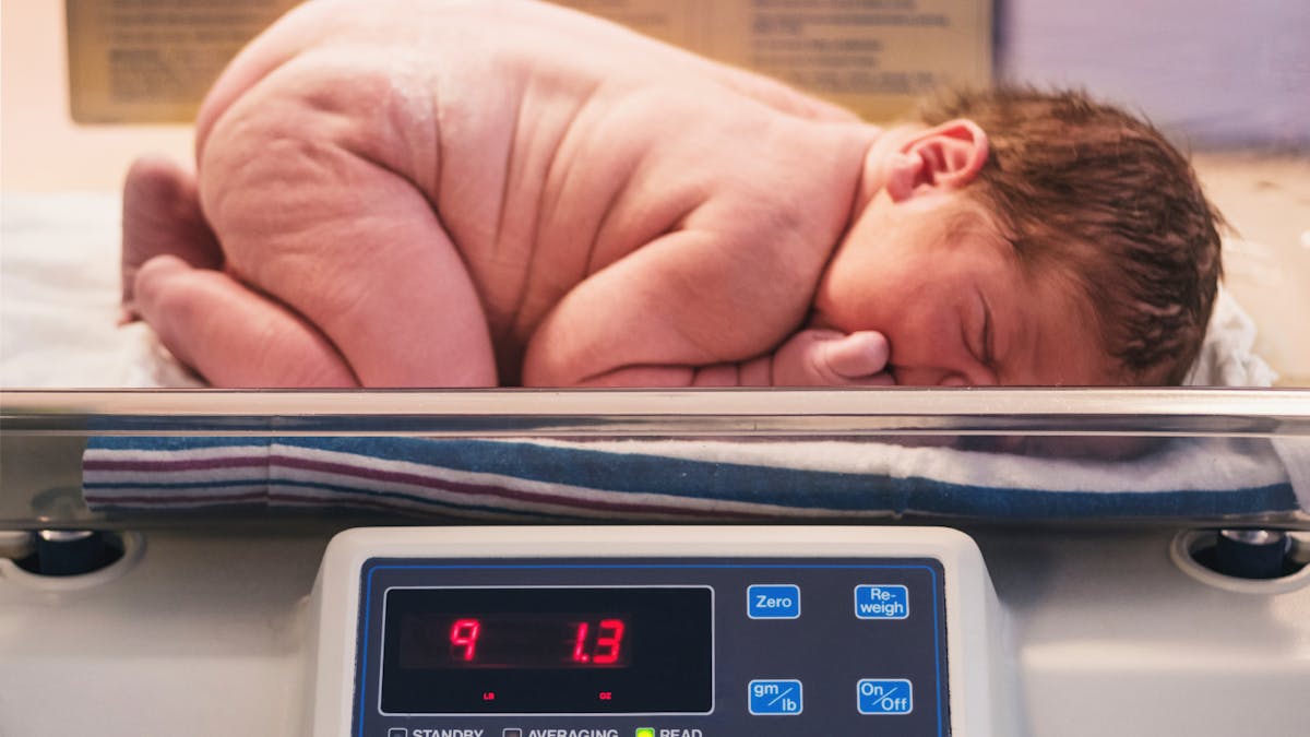 Une petite fille a un poids de naissance de 6,8 kilos