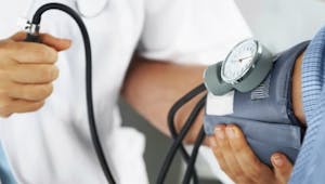 Hypertension artérielle : pourquoi le traitement ne doit pas être trop agressif
