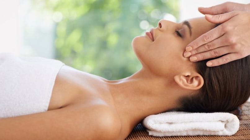 Quatre massages liftants et anti-âge du visage