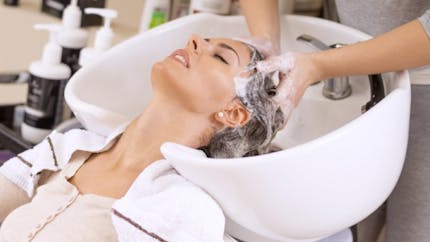 Syndrome du salon de coiffure : quand le shampoing provoque un AVC