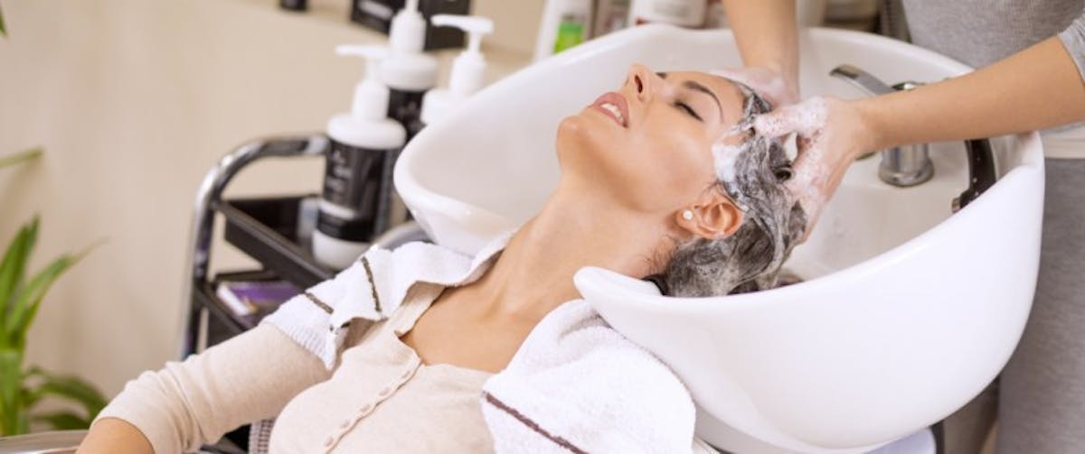 Syndrome du salon de coiffure : quand le shampoing provoque un AVC | Santé  Magazine