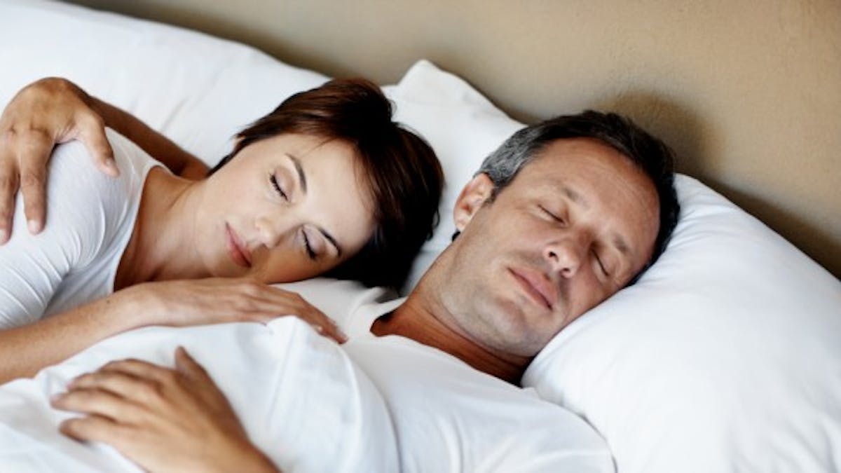 Comment votre partenaire peut vous aider à mieux dormir