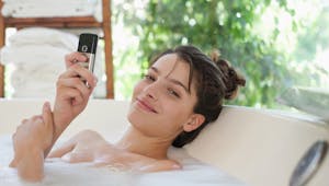 N'utilisez pas un téléphone portable en charge dans votre bain !