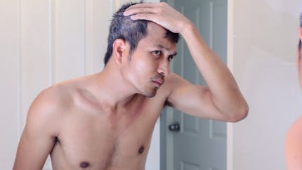 Les cheveux gris : le signe d’un risque cardiaque chez les hommes