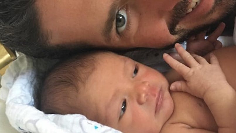 Video Buzz Un Papa Endort Son Bebe Grace A Un Exercice De Yoga Sante Magazine Video Buzz Un Papa Endort Son Bebe Grace A Un Exercice De Yoga Sante Magazine