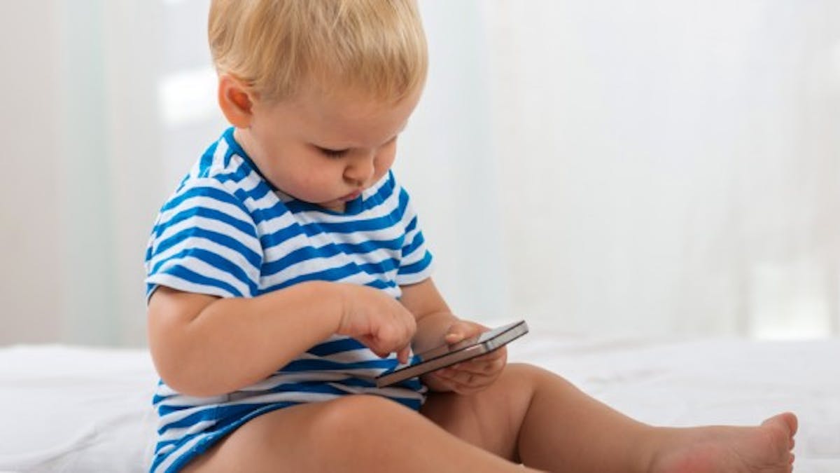 Bébé : trop de smartphone retarde le développement du langage