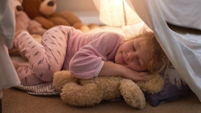 Obésité : se coucher à heure fixe préserve les enfants