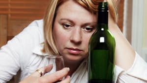 Alcoolisme : polémique autour des doses maximum de baclofène