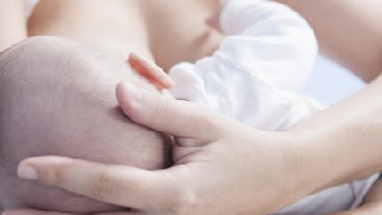 Peut-on allaiter avec des implants mammaires ?