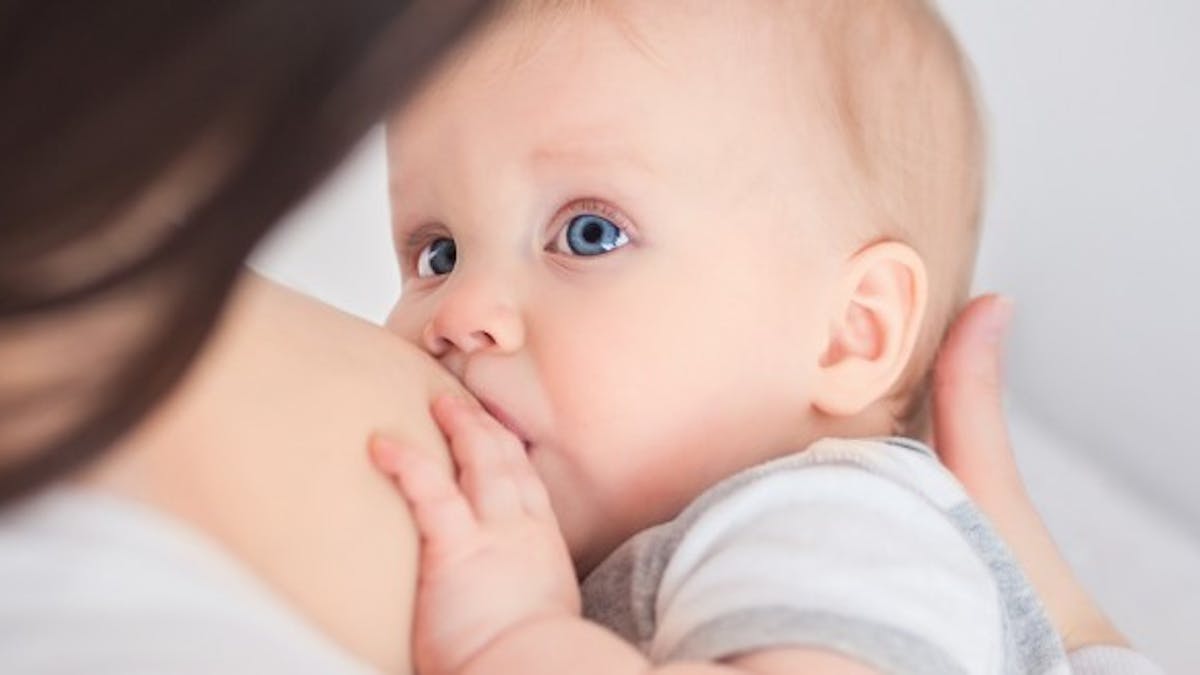 Allaitement : comment fonctionne l'instinct des bébés ?