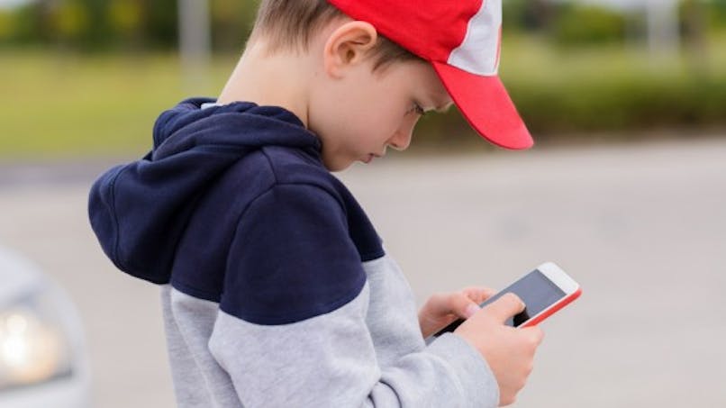 Enfant accro au smartphone : quoi faire ?