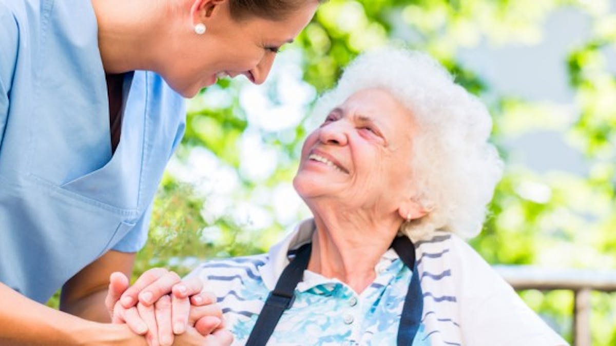 Seniors :  vivre son entrée en maison de retraite sans stress