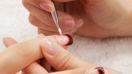 Quand décorer ses ongles met la santé des professionnels en danger