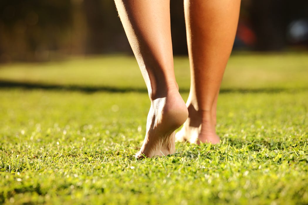Marcher pieds nus aide à mieux adapter ses mouvements dans l'espace