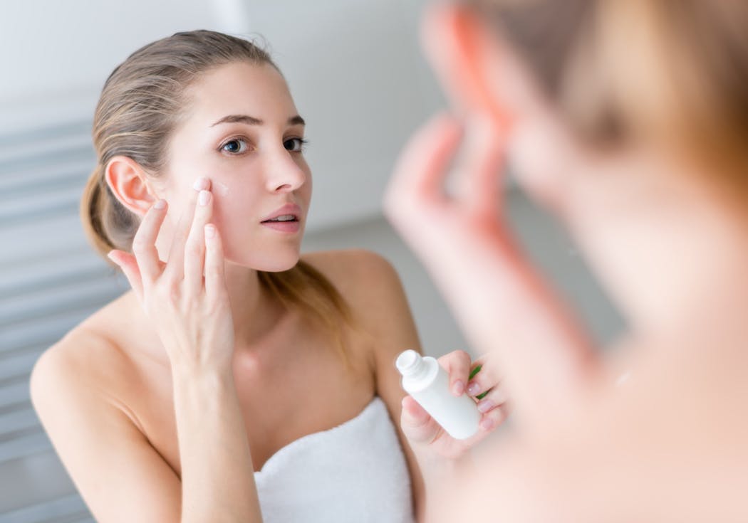 Utiliser un sérum hydratant aide à protéger sa peau du visage du froid