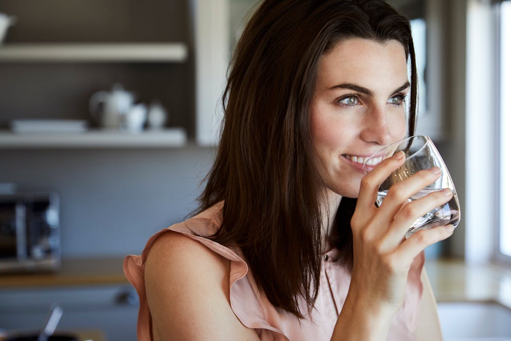 Beber agua durante todo el día. Mantente hidratado para combatir la retención de agua.